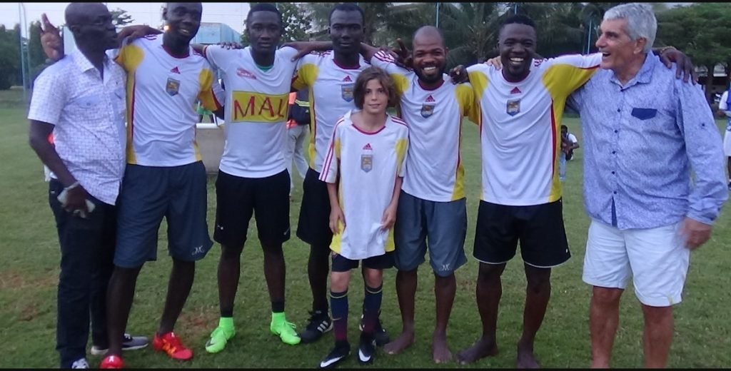 Diawara Diabis academicien et formatuers de jmg football-avec ses anciens camarades academiciens et jean marc guillou